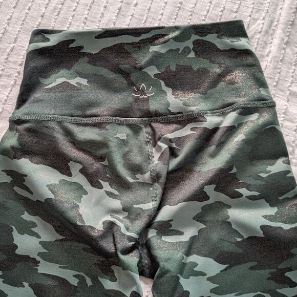 NWT Beyond Yoga Shimmer Green Camo Leggings size Small - Picture 4 of 6